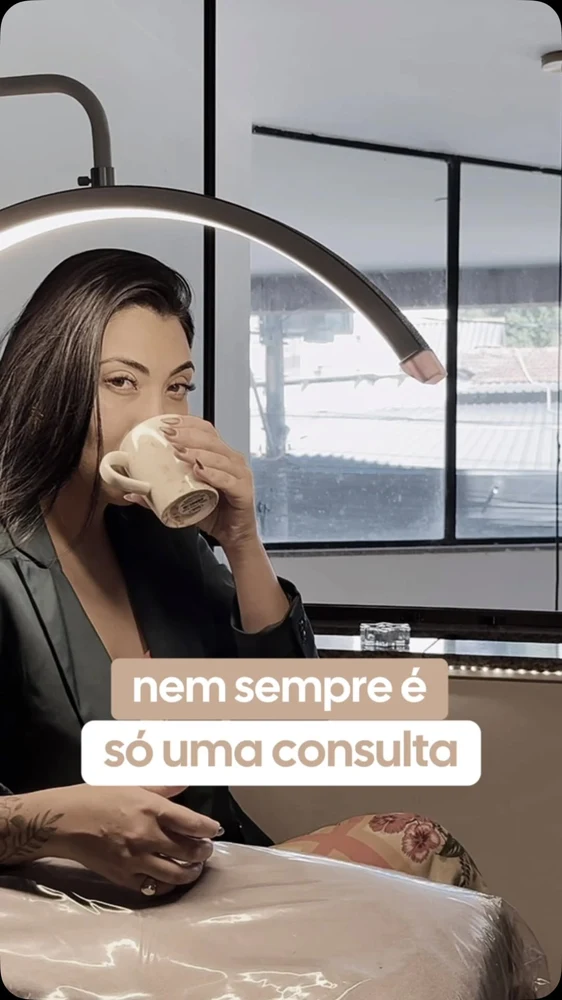 Nathália durante uma consulta na clínica